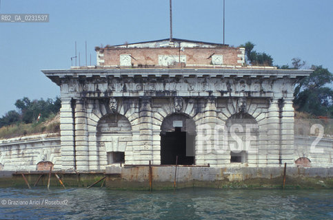 Caption: Nome:..ISOLA DI SANTANDREA: IL FORTE....Localizzazione:..VENEZIA / ISOLA DI SANTANDREA  / LAGUNA NORD..VENICE / THE ISLE OF SANTANDREA / THE NORTH LAGOON..Soggetto:..ISOLA DI SANTANDREA / IL FORTE..THE ISLE OF SANTANDREA / THE FORT..Cronologia:..SEC. XVI SECONDO QUARTO / 1543..XVIth CENTURY / 1543..Autore:..MICHELE SANMICHIELI (1484-1559)....Stile:......Editori Stampatori:......Committenza:..SIGNORIA DI VENEZIA CON DECRETO DEL 23 DICEMBRE 1534..SIGNORIA OF VENICE WITH DECREE OF 23 DECEMBER 1534..Materia e Tecnica:..STRUTTURA IN MATTONI RIVESTITA IN PIETRA DISTRIA..BRICK STRUCTURE COVERED  WITH ISTRIAN STONE..Collocazione:......Note:..LISOLA OSPITA LE CASERME DEL REGGIMENTO LAGUNARI SERENISSIMA / QUI VI FU PREPARATO IL VOLO SU VIENNA DI GABRIELE DANNUNZIO IL 9 AGOSTO DEL 1918..THE ISLAND IS THE SEAT OF THE LAGUNARI SERENISSIMA REGIMENT / HERE, GABRIELE DANNUNZIO ORGANISED THE FLIGHT TO VIENNA ON 9 AUGUST 1918 ..Riproduzione Fotografica:..Graziano Arici/Rosebud2 ...Copyright:..Graziano Arici / rosebud2/....Data:..1993....Costo:..A....Key:..ISOLE ABBANDONATE..UNINHABITED ISLANDS