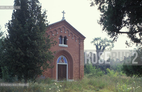 Caption: Nome:..ISOLA DI SANTANDREA: LA CHIESA....Localizzazione:..VENEZIA / ISOLA DI SANTANDREA  / LAGUNA NORD..VENICE / THE ISLE OF SANTANDREA / THE NORTH LAGOON..Soggetto:..ISOLA DI SANTANDREA ..THE ISLE OF SANTANDREA..Cronologia:..SEC. XVI SECONDO QUARTO / 1543..XVIth CENTURY / 1543..Autore:..MICHELE SANMICHIELI (1484-1559)....Stile:......Editori Stampatori:......Committenza:..SIGNORIA DI VENEZIA CON DECRETO DEL 23 DICEMBRE 1534..SIGNORIA OF VENICE WITH DECREE OF 23 DECEMBER 1534..Materia e Tecnica:..STRUTTURA IN MATTONI RIVESTITA IN PIETRA DISTRIA..BRICK STRUCTURE COVERED  WITH ISTRIAN STONE..Collocazione:......Note:..LISOLA OSPITA LE CASERME DEL REGGIMENTO LAGUNARI SERENISSIMA / QUI VI FU PREPARATO IL VOLO SU VIENNA DI GABRIELE DANNUNZIO IL 9 AGOSTO DEL 1918..THE ISLAND IS THE SEAT OF THE LAGUNARI SERENISSIMA REGIMENT / HERE, GABRIELE DANNUNZIO ORGANISED THE FLIGHT TO VIENNA ON 9 AUGUST 1918 ..Riproduzione Fotografica:..Graziano Arici/Rosebud2 ...Copyright:..Graziano Arici / rosebud2/....Data:..1993....Costo:..A....Key:..ISOLE ABBANDONATE..UNINHABITED ISLANDS