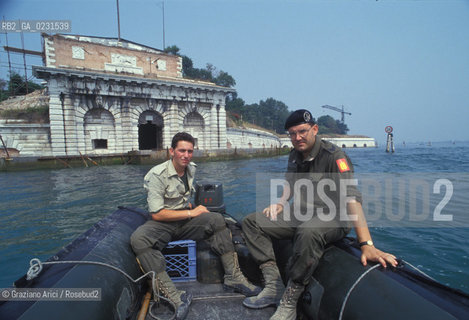 Caption: Nome:..ISOLA DI SANTANDREA: IL FORTE....Localizzazione:..VENEZIA / ISOLA DI SANTANDREA  / LAGUNA NORD..VENICE / THE ISLE OF SANTANDREA / THE NORTH LAGOON..Soggetto:..ISOLA DI SANTANDREA / IL FORTE / PORTA DACCESSO AL MARE..THE ISLE OF SANTANDREA / THE FORT / WATER ENTRANCE..Cronologia:..SEC. XVI SECONDO QUARTO / 1543..XVIth CENTURY / 1543..Autore:..SANMICHIELI MICHELE (1484-1559)....Stile:......Editori Stampatori:......Committenza:..SIGNORIA DI VENEZIA CON DECRETO DEL 23 DICEMBRE 1534..SIGNORIA OF VENICE WITH DECREE OF 23 DECEMBER 1534..Materia e Tecnica:..STRUTTURA IN MATTONI RIVESTITA IN PIETRA DISTRIA..BRICK STRUCTURE COVERED WITH ISTRIAN STONE..Collocazione:......Note:..LISOLA OSPITA LE CASERME DEL REGGIMENTO LAGUNARI SERENISSIMA / QUI VI FU PREPARATO IL VOLO SU VIENNA DI GABRIELE DANNUNZIO IL 9 AGOSTO DEL 1918..THE ISLAND IS THE SEAT OF THE LAGUNARI SERENISSIMA REGIMENT / HERE, GABRIELE DANNUNZIO ORGANISED THE FLIGHT TO VIENNA ON 9 AUGUST 1918 ..Riproduzione Fotografica:..Graziano Arici/Rosebud2 ...Copyright:..Graziano Arici / rosebud2/....Data:..1993....Costo:..A....Key:..ISOLE ABBANDONATE..UNINHABITED ISLANDS