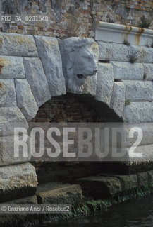 Caption: Nome:..ISOLA DI SANTANDREA: IL FORTE....Localizzazione:..VENEZIA / ISOLA DI SANTANDREA  / LAGUNA NORD..VENICE / THE ISLE OF SANTANDREA / THE NORTH LAGOON..Soggetto:..ISOLA DI SANTANDREA / IL FORTE / LEONE MARCIANO ..THE ISLE OF SANTANDREA / THE FORT / SAN MARCO LION..Cronologia:..SEC. XVI SECONDO QUARTO / 1543..XVIth CENTURY / 1543..Autore:......Stile:......Editori Stampatori:......Committenza:..SIGNORIA DI VENEZIA CON DECRETO DEL 23 DICEMBRE 1534..SIGNORIA OF VENICE WITH DECREE OF 23 DECEMBER 1534..Materia e Tecnica:..RILIEVO / MARMO..RELIEF / MARBLE..Collocazione:......Note:..LISOLA OSPITA LE CASERME DEL REGGIMENTO LAGUNARI SERENISSIMA / QUI VI FU PREPARATO IL VOLO SU VIENNA DI GABRIELE DANNUNZIO IL 9 AGOSTO DEL 1918..THE ISLAND IS THE SEAT OF THE LAGUNARI SERENISSIMA REGIMENT / HERE, GABRIELE DANNUNZIO ORGANISED THE FLIGHT TO VIENNA ON 9 AUGUST 1918 ..Riproduzione Fotografica:..Graziano Arici/Rosebud2 ...Copyright:..Graziano Arici / rosebud2/....Data:..1993....Costo:..A....Key:..ISOLE ABBANDONATE..UNINHABITED ISLANDS