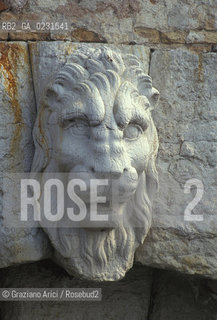 Caption: Nome:..ISOLA DI SANTANDREA: IL FORTE....Localizzazione:..VENEZIA / ISOLA DI SANTANDREA  / LAGUNA NORD..VENICE / THE ISLE OF SANTANDREA / THE NORTH LAGOON..Soggetto:..ISOLA DI SANTANDREA / IL FORTE / LEONE MARCIANO..THE ISLE OF SANTANDREA / THE FORT / SAN MARCO LION..Cronologia:..SEC. XVI SECONDO QUARTO / 1543..XVIth CENTURY / 1543..Autore:......Stile:......Editori Stampatori:......Committenza:..SIGNORIA DI VENEZIA CON DECRETO DEL 23 DICEMBRE 1534..SIGNORIA OF VENICE WITH DECREE OF 23 DECEMBER 1534..Materia e Tecnica:..RILIEVO / MARMO..RELIEF / MARBLE..Collocazione:......Note:..LISOLA OSPITA LE CASERME DEL REGGIMENTO LAGUNARI SERENISSIMA / QUI VI FU PREPARATO IL VOLO SU VIENNA DI GABRIELE DANNUNZIO IL 9 AGOSTO DEL 1918..THE ISLAND IS THE SEAT OF THE LAGUNARI SERENISSIMA REGIMENT / HERE, GABRIELE DANNUNZIO ORGANISED THE FLIGHT TO VIENNA ON 9 AUGUST 1918 ..Riproduzione Fotografica:..Graziano Arici/Rosebud2 ...Copyright:..Graziano Arici / rosebud2/....Data:..1993....Costo:..A....Key:..ISOLE ABBANDONATE..UNINHABITED ISLANDS