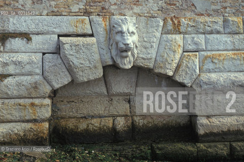 Caption: Nome:..ISOLA DI SANTANDREA: IL FORTE....Localizzazione:..VENEZIA / ISOLA DI SANTANDREA  / LAGUNA NORD..VENICE / THE ISLE OF SANTANDREA / THE NORTH LAGOON..Soggetto:..ISOLA DI SANTANDREA / IL FORTE / LEONE MARCIANO..THE ISLE OF SANTANDREA / THE FORT / SAN MARCO LION..Cronologia:..SEC. XVI SECONDO QUARTO / 1543..XVIth CENTURY / 1543..Autore:......Stile:......Editori Stampatori:......Committenza:..SIGNORIA DI VENEZIA CON DECRETO DEL 23 DICEMBRE 1534..SIGNORIA OF VENICE WITH DECREE OF 23 DECEMBER 1534..Materia e Tecnica:..RILIEVO / MARMO..RELIEF / MARBLE..Collocazione:......Note:..LISOLA OSPITA LE CASERME DEL REGGIMENTO LAGUNARI SERENISSIMA / QUI VI FU PREPARATO IL VOLO SU VIENNA DI GABRIELE DANNUNZIO IL 9 AGOSTO DEL 1918..THE ISLAND IS THE SEAT OF THE LAGUNARI SERENISSIMA REGIMENT / HERE, GABRIELE DANNUNZIO ORGANISED THE FLIGHT TO VIENNA ON 9 AUGUST 1918 ..Riproduzione Fotografica:..Graziano Arici/Rosebud2 ...Copyright:..Graziano Arici / rosebud2/....Data:..1993....Costo:..A....Key:..ISOLE ABBANDONATE..UNINHABITED ISLANDS