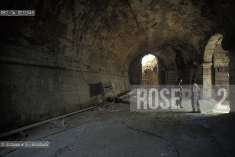 Caption: Nome:..ISOLA DI SANTANDREA: IL FORTE....Localizzazione:..VENEZIA / ISOLA DI SANTANDREA  / LAGUNA NORD..VENICE / THE ISLE OF SANTANDREA / THE NORTH LAGOON..Soggetto:..ISOLA DI SANTANDREA / IL FORTE..THE ISLE OF SANTANDREA / THE FORT..Cronologia:..SEC. XVI SECONDO QUARTO / 1543..XVIth CENTURY / 1543..Autore:..MICHELE SANMICHIELI (1484-1559)....Stile:......Editori Stampatori:......Committenza:..SIGNORIA DI VENEZIA CON DECRETO DEL 23 DICEMBRE 1534..SIGNORIA OF VENICE WITH DECREE OF 23 DECEMBER 1534..Materia e Tecnica:......Collocazione:......Note:..LISOLA OSPITA LE CASERME DEL REGGIMENTO LAGUNARI SERENISSIMA / QUI VI FU PREPARATO IL VOLO SU VIENNA DI GABRIELE DANNUNZIO IL 9 AGOSTO DEL 1918..THE ISLAND IS THE SEAT OF THE LAGUNARI SERENISSIMA REGIMENT / HERE, GABRIELE DANNUNZIO ORGANISED THE FLIGHT TO VIENNA ON 9 AUGUST 1918 ..Riproduzione Fotografica:..Graziano Arici/Rosebud2 ...Copyright:..Graziano Arici / rosebud2/....Data:..1993....Costo:..A....Key:..ISOLE ABBANDONATE..UNINHABITED ISLANDS