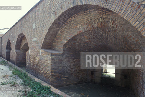 Caption: Nome:..ISOLA DI SANTANDREA: IL FORTE....Localizzazione:..VENEZIA / ISOLA DI SANTANDREA  / LAGUNA NORD..VENICE / THE ISLE OF SANTANDREA / THE NORTH LAGOON..Soggetto:..ISOLA DI SANTANDREA / IL FORTE / BOCCA DI CANNONE..THE ISLE OF SANTANDREA / THE FORT / CANNON MOUTH..Cronologia:..SEC. XVI SECONDO QUARTO / 1543..XVIth CENTURY / 1543..Autore:..MICHELE SANMICHIELI (1484-1559)....Stile:......Editori Stampatori:......Committenza:..SIGNORIA DI VENEZIA CON DECRETO DEL 23 DICEMBRE 1534..SIGNORIA OF VENICE WITH DECREE OF 23 DECEMBER 1534..Materia e Tecnica:......Collocazione:......Note:..LISOLA OSPITA LE CASERME DEL REGGIMENTO LAGUNARI SERENISSIMA / QUI VI FU PREPARATO IL VOLO SU VIENNA DI GABRIELE DANNUNZIO IL 9 AGOSTO DEL 1918..THE ISLAND IS THE SEAT OF THE LAGUNARI SERENISSIMA REGIMENT / HERE, GABRIELE DANNUNZIO ORGANISED THE FLIGHT TO VIENNA ON 9 AUGUST 1918 ..Riproduzione Fotografica:..Graziano Arici/Rosebud2 ...Copyright:..Graziano Arici / rosebud2/....Data:..1993....Costo:..A....Key:..ISOLE ABBANDONATE..UNINHABITED ISLANDS