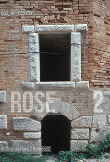 Caption: Nome:..ISOLA DI SANTANDREA: IL FORTE....Localizzazione:..VENEZIA / ISOLA DI SANTANDREA  / LAGUNA NORD..VENICE / THE ISLE OF SANTANDREA / THE NORTH LAGOON..Soggetto:..ISOLA DI SANTANDREA / IL FORTE / PARTICOLARE DI FINESTRA..THE ISLE OF SANTANDREA / THE FORT / DETAIL OF A WINDOW ..Cronologia:..SEC. XVI SECONDO QUARTO / 1543..XVIth CENTURY / 1543..Autore:..MICHELE SANMICHIELI (1484-1559)....Stile:......Editori Stampatori:......Committenza:..SIGNORIA DI VENEZIA CON DECRETO DEL 23 DICEMBRE 1534..SIGNORIA OF VENICE WITH DECREE OF 23 DECEMBER 1534..Materia e Tecnica:..STRUTTURA IN MATTONI RIVESTITA IN PIETRA DISTRIA..BRICK STRUCTURE COVERED  WITH ISTRIAN STONE..Collocazione:......Note:..LISOLA OSPITA LE CASERME DEL REGGIMENTO LAGUNARI SERENISSIMA / QUI VI FU PREPARATO IL VOLO SU VIENNA DI GABRIELE DANNUNZIO IL 9 AGOSTO DEL 1918..THE ISLAND IS THE SEAT OF THE LAGUNARI SERENISSIMA REGIMENT / HERE, GABRIELE DANNUNZIO ORGANISED THE FLIGHT TO VIENNA ON 9 AUGUST 1918 ..Riproduzione Fotografica:..Graziano Arici/Rosebud2 ...Copyright:..Graziano Arici / rosebud2/....Data:..1993....Costo:..A....Key:..ISOLE ABBANDONATE..UNINHABITED ISLANDS