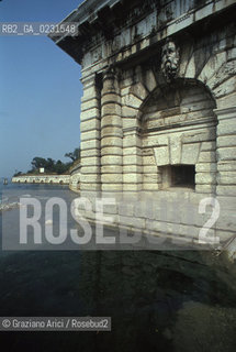 Caption: Nome:..ISOLA DI SANTANDREA: IL FORTE....Localizzazione:..VENEZIA / ISOLA DI SANTANDREA  / LAGUNA NORD..VENICE / THE ISLE OF SANTANDREA / THE NORTH LAGOON..Soggetto:..ISOLA DI SANTANDREA / IL FORTE / BOCCA DI CANNONE ..THE ISLE OF SANTANDREA / THE FORT / CANNON MOUTH..Cronologia:..SEC. XVI SECONDO QUARTO / 1543..XVIth CENTURY / 1543..Autore:..MICHELE SANMICHIELI (1484-1559)....Stile:......Editori Stampatori:......Committenza:..SIGNORIA DI VENEZIA CON DECRETO DEL 23 DICEMBRE 1534..SIGNORIA OF VENICE WITH DECREE OF 23 DECEMBER 1534..Materia e Tecnica:..STRUTTURA IN MATTONI RIVESTITA IN PIETRA DISTRIA..BRICK STRUCTURE COVERED  WITH ISTRIAN STONE..Collocazione:......Note:..LISOLA OSPITA LE CASERME DEL REGGIMENTO LAGUNARI SERENISSIMA / QUI VI FU PREPARATO IL VOLO SU VIENNA DI GABRIELE DANNUNZIO IL 9 AGOSTO DEL 1918..THE ISLAND IS THE SEAT OF THE LAGUNARI SERENISSIMA REGIMENT / HERE, GABRIELE DANNUNZIO ORGANISED THE FLIGHT TO VIENNA ON 9 AUGUST 1918 ..Riproduzione Fotografica:..Graziano Arici/Rosebud2 ...Copyright:..Graziano Arici / rosebud2/....Data:..1993....Costo:..A....Key:..ISOLE ABBANDONATE..UNINHABITED ISLANDS