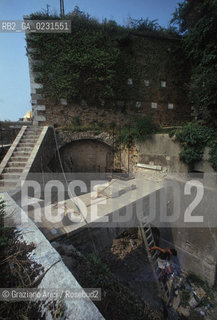 Caption: Nome:..ISOLA DI SANTANDREA: IL FORTE....Localizzazione:..VENEZIA / ISOLA DI SANTANDREA  / LAGUNA NORD..VENICE / THE ISLE OF SANTANDREA / THE NORTH LAGOON..Soggetto:..ISOLA DI SANTANDREA / IL FORTE / LAVORI DI RESTAURO..THE ISLE OF SANTANDREA / THE FORT / REPAIRS..Cronologia:..SEC. XVI SECONDO QUARTO / 1543..XVIth CENTURY / 1543..Autore:..MICHELE SANMICHIELI (1484-1559)....Stile:......Editori Stampatori:......Committenza:..SIGNORIA DI VENEZIA CON DECRETO DEL 23 DICEMBRE 1534..SIGNORIA OF VENICE WITH DECREE OF 23 DECEMBER 1534..Materia e Tecnica:..STRUTTURA IN MATTONI RIVESTITA IN PIETRA DISTRIA..BRICK STRUCTURE COVERED  WITH ISTRIAN STONE..Collocazione:......Note:..LISOLA OSPITA LE CASERME DEL REGGIMENTO LAGUNARI SERENISSIMA / QUI VI FU PREPARATO IL VOLO SU VIENNA DI GABRIELE DANNUNZIO IL 9 AGOSTO DEL 1918..THE ISLAND IS THE SEAT OF THE LAGUNARI SERENISSIMA REGIMENT / HERE, GABRIELE DANNUNZIO ORGANISED THE FLIGHT TO VIENNA ON 9 AUGUST 1918 ..Riproduzione Fotografica:..Graziano Arici/Rosebud2 ...Copyright:..Graziano Arici / rosebud2/....Data:..1993....Costo:..A....Key:..ISOLE ABBANDONATE..UNINHABITED ISLANDS