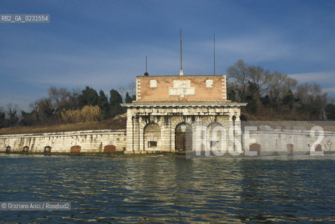 Caption: Nome:..ISOLA DI SANTANDREA: IL FORTE....Localizzazione:..VENEZIA / ISOLA DI SANTANDREA  / LAGUNA NORD..VENICE / THE ISLE OF SANTANDREA / THE NORTH LAGOON..Soggetto:..ISOLA DI SANTANDREA / IL FORTE..THE ISLE OF SANTANDREA / THE FORT..Cronologia:..SEC. XVI SECONDO QUARTO / 1543..XVIth CENTURY / 1543..Autore:..MICHELE SANMICHIELI (1484-1559)....Stile:......Editori Stampatori:......Committenza:..SIGNORIA DI VENEZIA CON DECRETO DEL 23 DICEMBRE 1534..SIGNORIA OF VENICE WITH DECREE OF 23 DECEMBER 1534..Materia e Tecnica:..STRUTTURA IN MATTONI RIVESTITA IN PIETRA DISTRIA..BRICK STRUCTURE COVERED  WITH ISTRIAN STONE..Collocazione:......Note:..LISOLA OSPITA LE CASERME DEL REGGIMENTO LAGUNARI SERENISSIMA / QUI VI FU PREPARATO IL VOLO SU VIENNA DI GABRIELE DANNUNZIO IL 9 AGOSTO DEL 1918..THE ISLAND IS THE SEAT OF THE LAGUNARI SERENISSIMA REGIMENT / HERE, GABRIELE DANNUNZIO ORGANISED THE FLIGHT TO VIENNA ON 9 AUGUST 1918 ..Riproduzione Fotografica:..Graziano Arici/Rosebud2 ...Copyright:..Graziano Arici / rosebud2/....Data:..1993....Costo:..A....Key:..ISOLE ABBANDONATE..UNINHABITED ISLANDS