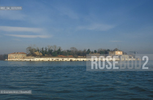 Caption: Nome:..ISOLA DI SANTANDREA: IL FORTE....Localizzazione:..VENEZIA / ISOLA DI SANTANDREA  / LAGUNA NORD..VENICE / THE ISLE OF SANTANDREA / THE NORTH LAGOON..Soggetto:..ISOLA DI SANTANDREA / IL FORTE..THE ISLE OF SANTANDREA / THE FORT..Cronologia:..SEC. XVI SECONDO QUARTO / 1543..XVIth CENTURY / 1543..Autore:..MICHELE SANMICHIELI (1484-1559)....Stile:......Editori Stampatori:......Committenza:..SIGNORIA DI VENEZIA CON DECRETO DEL 23 DICEMBRE 1534..SIGNORIA OF VENICE WITH DECREE OF 23 DECEMBER 1534..Materia e Tecnica:..STRUTTURA IN MATTONI RIVESTITA IN PIETRA DISTRIA..BRICK STRUCTURE COVERED  WITH ISTRIAN STONE..Collocazione:......Note:..LISOLA OSPITA LE CASERME DEL REGGIMENTO LAGUNARI SERENISSIMA / QUI VI FU PREPARATO IL VOLO SU VIENNA DI GABRIELE DANNUNZIO IL 9 AGOSTO DEL 1918..THE ISLAND IS THE SEAT OF THE LAGUNARI SERENISSIMA REGIMENT / HERE, GABRIELE DANNUNZIO ORGANISED THE FLIGHT TO VIENNA ON 9 AUGUST 1918 ..Riproduzione Fotografica:..Graziano Arici/Rosebud2 ...Copyright:..Graziano Arici / rosebud2/....Data:..1993....Costo:..A....Key:..ISOLE ABBANDONATE..UNINHABITED ISLANDS