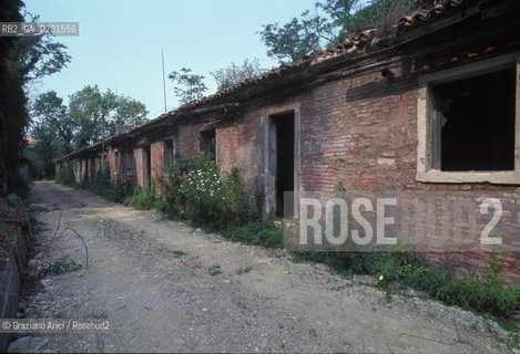 Caption: Nome:..ISOLA DI SANTANDREA: IL FORTE....Localizzazione:..VENEZIA / ISOLA DI SANTANDREA  / LAGUNA NORD..VENICE / THE ISLE OF SANTANDREA / THE NORTH LAGOON..Soggetto:..ISOLA DI SANTANDREA / IL FORTE..THE ISLE OF SANTANDREA / THE FORT..Cronologia:..SEC. XVI SECONDO QUARTO / 1543..XVIth CENTURY / 1543..Autore:..MICHELE SANMICHIELI (1484-1559)....Stile:......Editori Stampatori:......Committenza:..SIGNORIA DI VENEZIA CON DECRETO DEL 23 DICEMBRE 1534..SIGNORIA OF VENICE WITH DECREE OF 23 DECEMBER 1534..Materia e Tecnica:..STRUTTURA IN MATTONI RIVESTITA IN PIETRA DISTRIA..BRICK STRUCTURE COVERED  WITH ISTRIAN STONE..Collocazione:......Note:..LISOLA OSPITA LE CASERME DEL REGGIMENTO LAGUNARI SERENISSIMA / QUI VI FU PREPARATO IL VOLO SU VIENNA DI GABRIELE DANNUNZIO IL 9 AGOSTO DEL 1918..THE ISLAND IS THE SEAT OF THE LAGUNARI SERENISSIMA REGIMENT / HERE, GABRIELE DANNUNZIO ORGANISED THE FLIGHT TO VIENNA ON 9 AUGUST 1918 ..Riproduzione Fotografica:..Graziano Arici/Rosebud2 ...Copyright:..Graziano Arici / rosebud2/....Data:..1993....Costo:..A....Key:..ISOLE ABBANDONATE..UNINHABITED ISLANDS