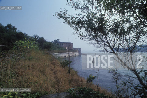Caption: Nome:..ISOLA DI SANTANDREA: IL FORTE....Localizzazione:..VENEZIA / ISOLA DI SANTANDREA  / LAGUNA NORD..VENICE / THE ISLE OF SANTANDREA / THE NORTH LAGOON..Soggetto:..ISOLA DI SANTANDREA / IL FORTE..THE ISLE OF SANTANDREA / THE FORT..Cronologia:..SEC. XVI SECONDO QUARTO / 1543..XVIth CENTURY / 1543..Autore:..MICHELE SANMICHIELI (1484-1559)....Stile:......Editori Stampatori:......Committenza:..SIGNORIA DI VENEZIA CON DECRETO DEL 23 DICEMBRE 1534..SIGNORIA OF VENICE WITH DECREE OF 23 DECEMBER 1534..Materia e Tecnica:..STRUTTURA IN MATTONI RIVESTITA IN PIETRA DISTRIA..BRICK STRUCTURE COVERED  WITH ISTRIAN STONE..Collocazione:......Note:..LISOLA OSPITA LE CASERME DEL REGGIMENTO LAGUNARI SERENISSIMA / QUI VI FU PREPARATO IL VOLO SU VIENNA DI GABRIELE DANNUNZIO IL 9 AGOSTO DEL 1918..THE ISLAND IS THE SEAT OF THE LAGUNARI SERENISSIMA REGIMENT / HERE, GABRIELE DANNUNZIO ORGANISED THE FLIGHT TO VIENNA ON 9 AUGUST 1918 ..Riproduzione Fotografica:..Graziano Arici/Rosebud2 ...Copyright:..Graziano Arici / rosebud2/....Data:..1993....Costo:..A....Key:..ISOLE ABBANDONATE..UNINHABITED ISLANDS