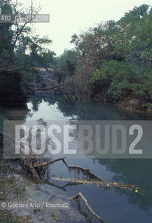 Caption: Nome:..ISOLA DI SANTANDREA....Localizzazione:..VENEZIA / ISOLA DI SANTANDREA  / LAGUNA NORD..VENICE / THE ISLE OF SANTANDREA / THE NORTH LAGOON..Soggetto:..ISOLA DI SANTANDREA..THE ISLE OF SANTANDREA..Cronologia:......Autore:......Stile:......Editori Stampatori:......Committenza:......Materia e Tecnica:......Collocazione:......Note:..LISOLA OSPITA LE CASERME DEL REGGIMENTO LAGUNARI SERENISSIMA / QUI VI FU PREPARATO IL VOLO SU VIENNA DI GABRIELE DANNUNZIO IL 9 AGOSTO DEL 1918..THE ISLAND IS THE SEAT OF THE LAGUNARI SERENISSIMA REGIMENT / HERE, GABRIELE DANNUNZIO ORGANISED THE FLIGHT TO VIENNA ON 9 AUGUST 1918 ..Riproduzione Fotografica:..Graziano Arici/Rosebud2 ...Copyright:..Graziano Arici / rosebud2/....Data:..1993....Costo:..A....Key:..ISOLE ABBANDONATE..UNINHABITED ISLANDS