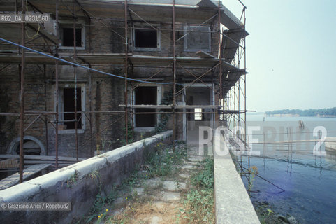 Caption: Nome:..ISOLA DI SANTANDREA: IL FORTE....Localizzazione:..VENEZIA / ISOLA DI SANTANDREA  / LAGUNA NORD..VENICE / THE ISLE OF SANTANDREA / THE NORTH LAGOON..Soggetto:..ISOLA DI SANTANDREA / IL FORTE / LAVORI DI RESTAURO..THE ISLE OF SANTANDREA / THE FORT / REPAIRS..Cronologia:..SEC. XVI SECONDO QUARTO / 1543..XVIth CENTURY / 1543..Autore:..MICHELE SANMICHIELI (1484-1559)....Stile:......Editori Stampatori:......Committenza:..SIGNORIA DI VENEZIA CON DECRETO DEL 23 DICEMBRE 1534..SIGNORIA OF VENICE WITH DECREE OF 23 DECEMBER 1534..Materia e Tecnica:..STRUTTURA IN MATTONI RIVESTITA IN PIETRA DISTRIA..BRICK STRUCTURE COVERED  WITH ISTRIAN STONE..Collocazione:......Note:..LISOLA OSPITA LE CASERME DEL REGGIMENTO LAGUNARI SERENISSIMA / QUI VI FU PREPARATO IL VOLO SU VIENNA DI GABRIELE DANNUNZIO IL 9 AGOSTO DEL 1918..THE ISLAND IS THE SEAT OF THE LAGUNARI SERENISSIMA REGIMENT / HERE, GABRIELE DANNUNZIO ORGANISED THE FLIGHT TO VIENNA ON 9 AUGUST 1918 ..Riproduzione Fotografica:..Graziano Arici/Rosebud2 ...Copyright:..Graziano Arici / rosebud2/....Data:..1993....Costo:..A....Key:..ISOLE ABBANDONATE..UNINHABITED ISLANDS