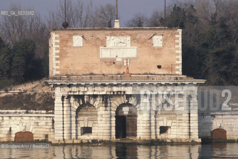Caption: Nome:..ISOLA DI SANTANDREA: IL FORTE....Localizzazione:..VENEZIA / ISOLA DI SANTANDREA  / LAGUNA NORD..VENICE / THE ISLE OF SANTANDREA / THE NORTH LAGOON..Soggetto:..ISOLA DI SANTANDREA / IL FORTE..THE ISLE OF SANTANDREA / THE FORT..Cronologia:..SEC. XVI SECONDO QUARTO / 1543..XVIth CENTURY / 1543..Autore:..MICHELE SANMICHIELI (1484-1559)....Stile:......Editori Stampatori:......Committenza:..SIGNORIA DI VENEZIA CON DECRETO DEL 23 DICEMBRE 1534..SIGNORIA OF VENICE WITH DECREE OF 23 DECEMBER 1534..Materia e Tecnica:..STRUTTURA IN MATTONI RIVESTITA IN PIETRA DISTRIA..BRICK STRUCTURE COVERED  WITH ISTRIAN STONE..Collocazione:......Note:..LISOLA OSPITA LE CASERME DEL REGGIMENTO LAGUNARI SERENISSIMA / QUI VI FU PREPARATO IL VOLO SU VIENNA DI GABRIELE DANNUNZIO IL 9 AGOSTO DEL 1918..THE ISLAND IS THE SEAT OF THE LAGUNARI SERENISSIMA REGIMENT / HERE, GABRIELE DANNUNZIO ORGANISED THE FLIGHT TO VIENNA ON 9 AUGUST 1918 ..Riproduzione Fotografica:..Graziano Arici/Rosebud2 ...Copyright:..Graziano Arici / rosebud2/....Data:..1993....Costo:..A....Key:..ISOLE ABBANDONATE..UNINHABITED ISLANDS