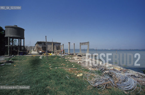 Caption: Nome:..ISOLA DI SANTANGELO DELLA POLVERE....Localizzazione:..VENEZIA / ISOLA DI SANTANGELO DELLA POLVERE / LAGUNA SUD..VENICE / THE ISLE OF SANTANGELO DELLA POLVERE  / THE SOUTH LAGOON..Soggetto:..ISOLA DI SANTANGELO DELLA POLVERE / RESTI DI UN EDIFICIO..THE ISLE OF SANTANGELO DELLA POLVERE / REMAINS OF A BUILDING ..Cronologia:......Autore:......Stile:......Editori Stampatori:.... ..Committenza:......Materia e Tecnica:......Collocazione:......Note:..DI ORIGINARIA DESTINAZIONE CONVENTUALE (1060) DALLA SECONDA METÀ DEL XVI SECOLO VENNE UTILIZZATA FINO AL 1946 PER IMPIANTI MILITARI ..ORIGINALLY ESTABLISHED  AS THE SITE OF A MONASTERY (1060) THE ISLAND WAS USED FOR MILITARY PURPOSES FROM THE MID-SIXTEENTH CENTURY UNTIL 1946..Riproduzione Fotografica:..Graziano Arici/Rosebud2 ...Copyright:..Graziano Arici / rosebud2/....Data:..1993....Costo:..A....Key:..ISOLE ABBANDONATE..UNINHABITED ISLANDS