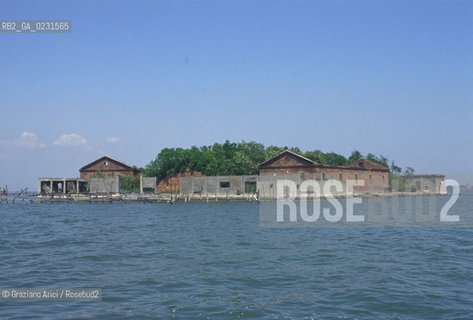 Caption: Nome:..ISOLA DI SANTANGELO DELLA POLVERE....Localizzazione:..VENEZIA / ISOLA DI SANTANGELO DELLA POLVERE / LAGUNA SUD..VENICE / THE ISLE OF SANTANGELO DELLA POLVERE  / THE SOUTH LAGOON..Soggetto:..ISOLA DI SANTANGELO DELLA POLVERE / RESTI DI UN EDIFICIO..THE ISLE OF SANTANGELO DELLA POLVERE / REMAINS OF A BUILDING ..Cronologia:......Autore:......Stile:......Editori Stampatori:.... ..Committenza:......Materia e Tecnica:......Collocazione:......Note:..DI ORIGINARIA DESTINAZIONE CONVENTUALE (1060) DALLA SECONDA METÀ DEL XVI SECOLO VENNE UTILIZZATA FINO AL 1946 PER IMPIANTI MILITARI ..ORIGINALLY ESTABLISHED  AS THE SITE OF A MONASTERY (1060) THE ISLAND WAS USED FOR MILITARY PURPOSES FROM THE MID-SIXTEENTH CENTURY UNTIL 1946..Riproduzione Fotografica:..Graziano Arici/Rosebud2 ...Copyright:..Graziano Arici / rosebud2/....Data:..1993....Costo:..A....Key:..ISOLE ABBANDONATE..UNINHABITED ISLANDS