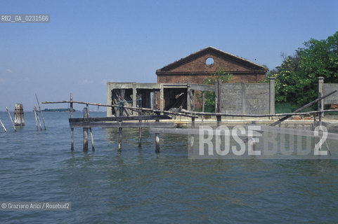 Caption: Nome:..ISOLA DI SANTANGELO DELLA POLVERE....Localizzazione:..VENEZIA / ISOLA DI SANTANGELO DELLA POLVERE / LAGUNA SUD..VENICE / THE ISLE OF SANTANGELO DELLA POLVERE  / THE SOUTH LAGOON..Soggetto:..ISOLA DI SANTANGELO DELLA POLVERE / RESTI DI UN EDIFICIO..THE ISLE OF SANTANGELO DELLA POLVERE / REMAINS OF A BUILDING ..Cronologia:......Autore:......Stile:......Editori Stampatori:.... ..Committenza:......Materia e Tecnica:......Collocazione:......Note:..DI ORIGINARIA DESTINAZIONE CONVENTUALE (1060) DALLA SECONDA METÀ DEL XVI SECOLO VENNE UTILIZZATA FINO AL 1946 PER IMPIANTI MILITARI ..ORIGINALLY ESTABLISHED  AS THE SITE OF A MONASTERY (1060) THE ISLAND WAS USED FOR MILITARY PURPOSES FROM THE MID-SIXTEENTH CENTURY UNTIL 1946..Riproduzione Fotografica:..Graziano Arici/Rosebud2 ...Copyright:..Graziano Arici / rosebud2/....Data:..1993....Costo:..A....Key:..ISOLE ABBANDONATE..UNINHABITED ISLANDS