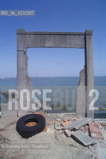 Caption: Nome:..ISOLA DI SANTANGELO DELLA POLVERE....Localizzazione:..VENEZIA / ISOLA DI SANTANGELO DELLA POLVERE / LAGUNA SUD..VENICE / THE ISLE OF SANTANGELO DELLA POLVERE  / THE SOUTH LAGOON..Soggetto:..ISOLA DI SANTANGELO DELLA POLVERE / RESTI DI UN EDIFICIO PORTA..THE ISLE OF SANTANGELO DELLA POLVERE / REMAINS OF A BUILDING ..Cronologia:......Autore:......Stile:......Editori Stampatori:.... ..Committenza:......Materia e Tecnica:......Collocazione:......Note:..DI ORIGINARIA DESTINAZIONE CONVENTUALE (1060) DALLA SECONDA METÀ DEL XVI SECOLO VENNE UTILIZZATA FINO AL 1946 PER IMPIANTI MILITARI ..ORIGINALLY ESTABLISHED  AS THE SITE OF A MONASTERY (1060) THE ISLAND WAS USED FOR MILITARY PURPOSES FROM THE MID-SIXTEENTH CENTURY UNTIL 1946..Riproduzione Fotografica:..Graziano Arici/Rosebud2 ...Copyright:..Graziano Arici / rosebud2/....Data:..1993....Costo:..A....Key:..ISOLE ABBANDONATE..UNINHABITED ISLANDS