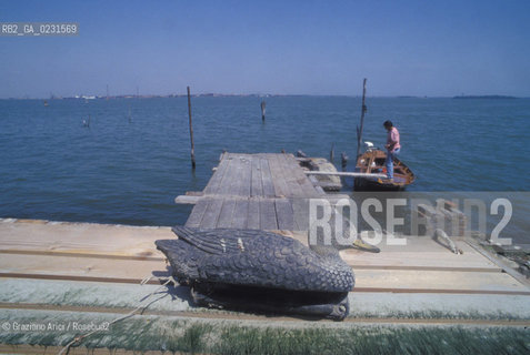 Caption: Nome:..ISOLA DI SANTANGELO DELLA POLVERE....Localizzazione:..VENEZIA / ISOLA DI SANTANGELO DELLA POLVERE / LAGUNA SUD..VENICE / THE ISLE OF SANTANGELO DELLA POLVERE  / THE SOUTH LAGOON..Soggetto:..ISOLA DI SANTANGELO DELLA POLVERE / APPRODO / ANATRA..THE ISLE OF SANTANGELO DELLA POLVERE / LANDING POINT/ DUCK  ..Cronologia:......Autore:......Stile:......Editori Stampatori:.... ..Committenza:......Materia e Tecnica:......Collocazione:......Note:..DI ORIGINARIA DESTINAZIONE CONVENTUALE (1060) DALLA SECONDA METÀ DEL XVI SECOLO VENNE UTILIZZATA FINO AL 1946 PER IMPIANTI MILITARI ..ORIGINALLY ESTABLISHED  AS THE SITE OF A MONASTERY (1060) THE ISLAND WAS USED FOR MILITARY PURPOSES FROM THE MID-SIXTEENTH CENTURY UNTIL 1946..Riproduzione Fotografica:..Graziano Arici/Rosebud2 ...Copyright:..Graziano Arici / rosebud2/....Data:..1993....Costo:..A....Key:..ISOLE ABBANDONATE..UNINHABITED ISLANDS