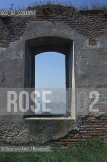 Caption: Nome:..ISOLA DI SANTANGELO DELLA POLVERE....Localizzazione:..VENEZIA / ISOLA DI SANTANGELO DELLA POLVERE / LAGUNA SUD..VENICE / THE ISLE OF SANTANGELO DELLA POLVERE  / THE SOUTH LAGOON..Soggetto:..ISOLA DI SANTANGELO DELLA POLVERE / PARTICOLARE DI UN EDIFICIO CON FINESTRA..THE ISLE OF SANTANGELO DELLA POLVERE / DETAIL OF A BUILDING WITH WINDOW ..Cronologia:......Autore:......Stile:......Editori Stampatori:.... ..Committenza:......Materia e Tecnica:......Collocazione:......Note:..DI ORIGINARIA DESTINAZIONE CONVENTUALE (1060) DALLA SECONDA METÀ DEL XVI SECOLO VENNE UTILIZZATA FINO AL 1946 PER IMPIANTI MILITARI ..ORIGINALLY ESTABLISHED  AS THE SITE OF A MONASTERY (1060) THE ISLAND WAS USED FOR MILITARY PURPOSES FROM THE MID-SIXTEENTH CENTURY UNTIL 1946..Riproduzione Fotografica:..Graziano Arici/Rosebud2 ...Copyright:..Graziano Arici / rosebud2/....Data:..1993....Costo:..A....Key:..ISOLE ABBANDONATE..UNINHABITED ISLANDS