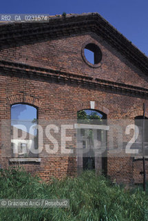 Caption: Nome:..ISOLA DI SANTANGELO DELLA POLVERE....Localizzazione:..VENEZIA / ISOLA DI SANTANGELO DELLA POLVERE / LAGUNA SUD..VENICE / THE ISLE OF SANTANGELO DELLA POLVERE  / THE SOUTH LAGOON..Soggetto:..ISOLA DI SANTANGELO DELLA POLVERE / RESTI  ..THE ISLE OF SANTANGELO DELLA POLVERE / REMAINS  ..Cronologia:......Autore:......Stile:......Editori Stampatori:.... ..Committenza:......Materia e Tecnica:......Collocazione:......Note:..DI ORIGINARIA DESTINAZIONE CONVENTUALE (1060) DALLA SECONDA METÀ DEL XVI SECOLO VENNE UTILIZZATA FINO AL 1946 PER IMPIANTI MILITARI ..ORIGINALLY ESTABLISHED  AS THE SITE OF A MONASTERY (1060) THE ISLAND WAS USED FOR MILITARY PURPOSES FROM THE MID-SIXTEENTH CENTURY UNTIL 1946..Riproduzione Fotografica:..Graziano Arici/Rosebud2 ...Copyright:..Graziano Arici / rosebud2/....Data:..1993....Costo:..A....Key:..ISOLE ABBANDONATE..UNINHABITED ISLANDS