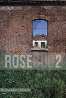 Caption: Nome:..ISOLA DI SANTANGELO DELLA POLVERE....Localizzazione:..VENEZIA / ISOLA DI SANTANGELO DELLA POLVERE / LAGUNA SUD..VENICE / THE ISLE OF SANTANGELO DELLA POLVERE  / THE SOUTH LAGOON..Soggetto:..ISOLA DI SANTANGELO DELLA POLVERE / RESTI  FINESTRA..THE ISLE OF SANTANGELO DELLA POLVERE / REMAINS  ..Cronologia:......Autore:......Stile:......Editori Stampatori:.... ..Committenza:......Materia e Tecnica:......Collocazione:......Note:..DI ORIGINARIA DESTINAZIONE CONVENTUALE (1060) DALLA SECONDA METÀ DEL XVI SECOLO VENNE UTILIZZATA FINO AL 1946 PER IMPIANTI MILITARI ..ORIGINALLY ESTABLISHED  AS THE SITE OF A MONASTERY (1060) THE ISLAND WAS USED FOR MILITARY PURPOSES FROM THE MID-SIXTEENTH CENTURY UNTIL 1946..Riproduzione Fotografica:..Graziano Arici/Rosebud2 ...Copyright:..Graziano Arici / rosebud2/....Data:..1993....Costo:..A....Key:..ISOLE ABBANDONATE..UNINHABITED ISLANDS