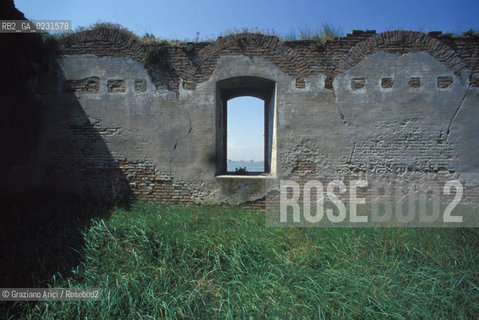 Caption: Nome:..ISOLA DI SANTANGELO DELLA POLVERE....Localizzazione:..VENEZIA / ISOLA DI SANTANGELO DELLA POLVERE / LAGUNA SUD..VENICE / THE ISLE OF SANTANGELO DELLA POLVERE  / THE SOUTH LAGOON..Soggetto:..ISOLA DI SANTANGELO DELLA POLVERE / RESTI  FINESTRA..THE ISLE OF SANTANGELO DELLA POLVERE / REMAINS  ..Cronologia:......Autore:......Stile:......Editori Stampatori:.... ..Committenza:......Materia e Tecnica:......Collocazione:......Note:..DI ORIGINARIA DESTINAZIONE CONVENTUALE (1060) DALLA SECONDA METÀ DEL XVI SECOLO VENNE UTILIZZATA FINO AL 1946 PER IMPIANTI MILITARI ..ORIGINALLY ESTABLISHED  AS THE SITE OF A MONASTERY (1060) THE ISLAND WAS USED FOR MILITARY PURPOSES FROM THE MID-SIXTEENTH CENTURY UNTIL 1946..Riproduzione Fotografica:..Graziano Arici/Rosebud2 ...Copyright:..Graziano Arici / rosebud2/....Data:..1993....Costo:..A....Key:..ISOLE ABBANDONATE..UNINHABITED ISLANDS