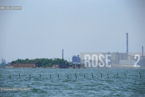 Caption: Nome:..ISOLA DI SANTANGELO DELLA POLVERE....Localizzazione:..VENEZIA / ISOLA DI SANTANGELO DELLA POLVERE / LAGUNA SUD..VENICE / THE ISLE OF SANTANGELO DELLA POLVERE  / THE SOUTH LAGOON..Soggetto:..ISOLA DI SANTANGELO DELLA POLVERE PORTO MARGHERA..THE ISLE OF SANTANGELO DELLA POLVERE ..Cronologia:......Autore:......Stile:......Editori Stampatori:.... ..Committenza:......Materia e Tecnica:......Collocazione:......Note:..DI ORIGINARIA DESTINAZIONE CONVENTUALE (1060) DALLA SECONDA METÀ DEL XVI SECOLO VENNE UTILIZZATA FINO AL 1946 PER IMPIANTI MILITARI ..ORIGINALLY ESTABLISHED  AS THE SITE OF A MONASTERY (1060) THE ISLAND WAS USED FOR MILITARY PURPOSES FROM THE MID-SIXTEENTH CENTURY UNTIL 1946..Riproduzione Fotografica:..Graziano Arici/Rosebud2 ...Copyright:..Graziano Arici / rosebud2/....Data:..1993....Costo:..A....Key:..ISOLE ABBANDONATE..UNINHABITED ISLANDS