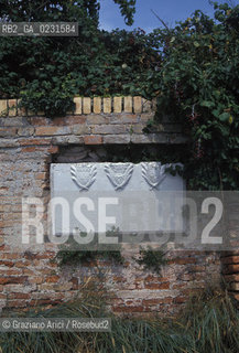 Caption: Nome:..ISOLA DI SANTARIANO....Localizzazione:..VENEZIA / ISOLA DI SANTARIANO / LAGUNA NORD..VENICE / THE ISLE OF SANTARIANO   / THE NORTH LAGOON..Soggetto:..ISOLA DI SANTARIANO / LAPIDE SUL MURO DI CINTA ..THE ISLE OF SANTARIANO / PLAQUE ON THE BOUNDARY WALL ..Cronologia:..SEC. XVIII INIZIO / 1705..XVIIIth CENTURY..Autore:......Stile:......Editori Stampatori:......Committenza:......Materia e Tecnica:......Collocazione:......Note:..NEL 1565 VIENE REALIZZATO UN MURO CHE RECINGE ANCORA OGGI LA PARTE DELLISOLA ALLORA DESTINATA AD OSSARIO / LAPIDE CON TRE STEMMI RICORDA LANNO 1705 IN CUI LA RECINZIONE MURARIA FU TERMINATA..IN 1565 A WALL HAS BEEN BUILT TO SURROUND AN OSSUARY / PLAQUE WITH THREE ARMS PLACED AFTER THE BOUNDARY WALL WAS BUILT IN 1705..Riproduzione Fotografica:..Graziano Arici/Rosebud2 ...Copyright:..Graziano Arici / rosebud2/....Data:..1993....Costo:..A....Key:..ISOLE ABBANDONATE..UNINHABITED ISLANDS