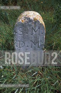 Caption: Nome:..ISOLA DI SANTARIANO....Localizzazione:..VENEZIA / ISOLA DI SANTARIANO / LAGUNA NORD..VENICE / THE ISLE OF SANTARIANO   / THE NORTH LAGOON..Soggetto:..ISOLA DI SANTARIANO / CIPPO..THE ISLE OF SANTARIANO / CIPPUS..Cronologia:......Autore:......Stile:......Editori Stampatori:......Committenza:......Materia e Tecnica:......Collocazione:......Note:..NEL 1565 VIENE REALIZZATO UN MURO CHE RECINGE ANCORA OGGI LA PARTE DELLISOLA ALLORA DESTINATA AD OSSARIO..IN 1565 A WALL HAS BEEN BUILT TO SURROUND AN OSSUARY..Riproduzione Fotografica:..Graziano Arici/Rosebud2 ...Copyright:..Graziano Arici / rosebud2/....Data:..1993....Costo:..A....Key:..ISOLE ABBANDONATE..UNINHABITED ISLANDS