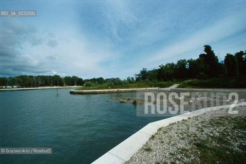 Caption: Nome:..ISOLA DELLA CERTOSA....Localizzazione:..VENEZIA / ISOLA DELLA CERTOSA / LAGUNA NORD..VENICE / THE ISLE OF CERTOSA / THE NORTH LAGOON..Soggetto:..ISOLA DELLA CERTOSA..ISLE OF CERTOSA..Cronologia:......Autore:......Stile:......Editori Stampatori:......Committenza:......Materia e Tecnica:......Collocazione:......Note:..NEL 1199 FURONO COSTRUITI UNA CHIESA E UN CONVENTO / DAL 1806 DIVENNE ZONA MILITARE..IN 1199 A CHURCH AND A CONVENT WERE BUILT / IT BECAME MILITARY ZONE IN 1806..Riproduzione Fotografica:..Graziano Arici/Rosebud2 ...Copyright:..Graziano Arici / rosebud2/....Data:..1993....Costo:..A....Key:..ISOLE ABBANDONATE..UNINHABITED ISLANDS
