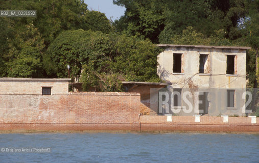 Caption: Nome:..ISOLA DELLA CERTOSA....Localizzazione:..VENEZIA / ISOLA DELLA CERTOSA / LAGUNA NORD..VENICE / THE ISLE OF CERTOSA / THE NORTH LAGOON..Soggetto:..ISOLA DELLA CERTOSA / BARCA..ISLE OF CERTOSA /  BOAT..Cronologia:......Autore:......Stile:......Editori Stampatori:......Committenza:......Materia e Tecnica:......Collocazione:......Note:..NEL 1199 FURONO COSTRUITI UNA CHIESA E UN CONVENTO / DAL 1806 DIVENNE ZONA MILITARE..IN 1199 A CHURCH AND A CONVENT WERE BUILT / IT BECAME MILITARY ZONE IN 1806..CONSORZIO VENEZIA NUOVA..Riproduzione Fotografica:..Graziano Arici/Rosebud2 ...Copyright:..Graziano Arici / rosebud2/....Data:..1996....Costo:..A....Key:..ISOLE ABBANDONATE..UNINHABITED ISLANDS