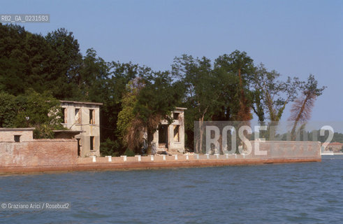 Caption: Nome:..ISOLA DELLA CERTOSA....Localizzazione:..VENEZIA / ISOLA DELLA CERTOSA / LAGUNA NORD..VENICE / THE ISLE OF CERTOSA / THE NORTH LAGOON..Soggetto:..ISOLA DELLA CERTOSA ..ISLE OF CERTOSA ..Cronologia:......Autore:......Stile:......Editori Stampatori:......Committenza:......Materia e Tecnica:......Collocazione:......Note:..NEL 1199 FURONO COSTRUITI UNA CHIESA E UN CONVENTO / DAL 1806 DIVENNE ZONA MILITARE..IN 1199 A CHURCH AND A CONVENT WERE BUILT / IT BECAME MILITARY ZONE IN 1806..CONSORZIO VENEZIA NUOVA..Riproduzione Fotografica:..Graziano Arici/Rosebud2 ...Copyright:..Graziano Arici / rosebud2/....Data:..1996....Costo:..A....Key:..ISOLE ABBANDONATE..UNINHABITED ISLANDS
