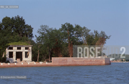 Caption: Nome:..ISOLA DELLA CERTOSA....Localizzazione:..VENEZIA / ISOLA DELLA CERTOSA / LAGUNA NORD..VENICE / THE ISLE OF CERTOSA / THE NORTH LAGOON..Soggetto:..ISOLA DELLA CERTOSA ..ISLE OF CERTOSA ..Cronologia:......Autore:......Stile:......Editori Stampatori:......Committenza:......Materia e Tecnica:......Collocazione:......Note:..NEL 1199 FURONO COSTRUITI UNA CHIESA E UN CONVENTO / DAL 1806 DIVENNE ZONA MILITARE..IN 1199 A CHURCH AND A CONVENT WERE BUILT / IT BECAME MILITARY ZONE IN 1806..CONSORZIO VENEZIA NUOVA..Riproduzione Fotografica:..Graziano Arici/Rosebud2 ...Copyright:..Graziano Arici / rosebud2/....Data:..1996....Costo:..A....Key:..ISOLE ABBANDONATE..UNINHABITED ISLANDS