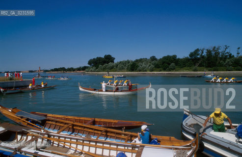 Caption: Nome:..ISOLA DELLA CERTOSA....Localizzazione:..VENEZIA / ISOLA DELLA CERTOSA / LAGUNA NORD..VENICE / THE ISLE OF CERTOSA / THE NORTH LAGOON..Soggetto:..ISOLA DELLA CERTOSA / REGATA / BARCA..ISLE OF CERTOSA / REGATTA / BOAT..Cronologia:......Autore:......Stile:......Editori Stampatori:......Committenza:......Materia e Tecnica:......Collocazione:......Note:..NEL 1199 FURONO COSTRUITI UNA CHIESA E UN CONVENTO / DAL 1806 DIVENNE ZONA MILITARE..IN 1199 A CHURCH AND A CONVENT WERE BUILT / IT BECAME MILITARY ZONE IN 1806..Riproduzione Fotografica:..Graziano Arici/Rosebud2 ...Copyright:..Graziano Arici / rosebud2/....Data:..1996....Costo:..A....Key:..ISOLE ABBANDONATE..UNINHABITED ISLANDS
