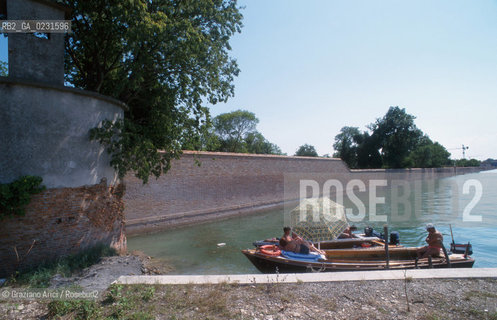 Caption: Nome:..ISOLA DELLA CERTOSA....Localizzazione:..VENEZIA / ISOLA DELLA CERTOSA / LAGUNA NORD..VENICE / THE ISLE OF CERTOSA / THE NORTH LAGOON..Soggetto:..ISOLA DELLA CERTOSA / BARCA..ISLE OF CERTOSA / BOAT..Cronologia:......Autore:......Stile:......Editori Stampatori:......Committenza:......Materia e Tecnica:......Collocazione:......Note:..NEL 1199 FURONO COSTRUITI UNA CHIESA E UN CONVENTO / DAL 1806 DIVENNE ZONA MILITARE..IN 1199 A CHURCH AND A CONVENT WERE BUILT / IT BECAME MILITARY ZONE IN 1806..Riproduzione Fotografica:..Graziano Arici/Rosebud2 ...Copyright:..Graziano Arici / rosebud2/....Data:..1996....Costo:..A....Key:..ISOLE ABBANDONATE..UNINHABITED ISLANDS