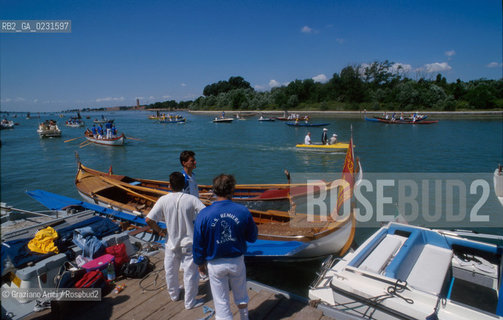 Caption: Nome:..ISOLA DELLA CERTOSA....Localizzazione:..VENEZIA / ISOLA DELLA CERTOSA / LAGUNA NORD..VENICE / THE ISLE OF CERTOSA / THE NORTH LAGOON..Soggetto:..ISOLA DELLA CERTOSA / REGATA / BARCA..ISLE OF CERTOSA / REGATTA / BOAT..Cronologia:......Autore:......Stile:......Editori Stampatori:......Committenza:......Materia e Tecnica:......Collocazione:......Note:..NEL 1199 FURONO COSTRUITI UNA CHIESA E UN CONVENTO / DAL 1806 DIVENNE ZONA MILITARE..IN 1199 A CHURCH AND A CONVENT WERE BUILT / IT BECAME MILITARY ZONE IN 1806..Riproduzione Fotografica:..Graziano Arici/Rosebud2 ...Copyright:..Graziano Arici / rosebud2/....Data:..1996....Costo:..A....Key:..ISOLE ABBANDONATE..UNINHABITED ISLANDS