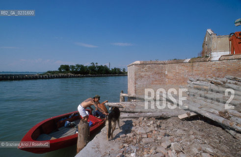 Caption: Nome:..ISOLA DELLA CERTOSA....Localizzazione:..VENEZIA / ISOLA DELLA CERTOSA / LAGUNA NORD..VENICE / THE ISLE OF CERTOSA / THE NORTH LAGOON..Soggetto:..ISOLA DELLA CERTOSA / BARCA..ISLE OF CERTOSA /  BOAT..Cronologia:......Autore:......Stile:......Editori Stampatori:......Committenza:......Materia e Tecnica:......Collocazione:......Note:..NEL 1199 FURONO COSTRUITI UNA CHIESA E UN CONVENTO / DAL 1806 DIVENNE ZONA MILITARE..IN 1199 A CHURCH AND A CONVENT WERE BUILT / IT BECAME MILITARY ZONE IN 1806..CONSORZIO VENEZIA NUOVA..Riproduzione Fotografica:..Graziano Arici/Rosebud2 ...Copyright:..Graziano Arici / rosebud2/....Data:..1996....Costo:..A....Key:..ISOLE ABBANDONATE..UNINHABITED ISLANDS