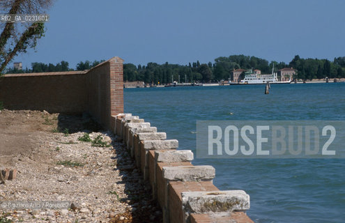 Caption: Nome:..ISOLA DELLA CERTOSA....Localizzazione:..VENEZIA / ISOLA DELLA CERTOSA / LAGUNA NORD..VENICE / THE ISLE OF CERTOSA / THE NORTH LAGOON..Soggetto:..ISOLA DELLA CERTOSA ..ISLE OF CERTOSA ..Cronologia:......Autore:......Stile:......Editori Stampatori:......Committenza:......Materia e Tecnica:......Collocazione:......Note:..NEL 1199 FURONO COSTRUITI UNA CHIESA E UN CONVENTO / DAL 1806 DIVENNE ZONA MILITARE..IN 1199 A CHURCH AND A CONVENT WERE BUILT / IT BECAME MILITARY ZONE IN 1806..CONSORZIO VENEZIA NUOVA..Riproduzione Fotografica:..Graziano Arici/Rosebud2 ...Copyright:..Graziano Arici / rosebud2/....Data:..1996....Costo:..A....Key:..ISOLE ABBANDONATE..UNINHABITED ISLANDS