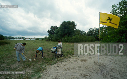Caption: Nome:..ISOLA DELLA CERTOSA....Localizzazione:..VENEZIA / ISOLA DELLA CERTOSA / LAGUNA NORD..VENICE / THE ISLE OF CERTOSA / THE NORTH LAGOON..Soggetto:..ISOLA DELLA CERTOSA / BONIFICA DEL TERRENO DAI RESIDUI BELLICI DA PARTE DELLA LEGA AMBIENTE..ISLE OF CERTOSA / DRAINAGE  OF WAR SURPLUS BY LEGA AMBIENTE..Cronologia:......Autore:......Stile:......Editori Stampatori:......Committenza:......Materia e Tecnica:......Collocazione:......Note:..NEL 1199 FURONO COSTRUITI UNA CHIESA E UN CONVENTO / DAL 1806 DIVENNE ZONA MILITARE..IN 1199 A CHURCH AND A CONVENT WERE BUILT / IT BECAME MILITARY ZONE IN 1806..Riproduzione Fotografica:..Graziano Arici/Rosebud2 ...Copyright:..Graziano Arici / rosebud2/....Data:..1993....Costo:..A....Key:..ISOLE ABBANDONATE..UNINHABITED ISLANDS