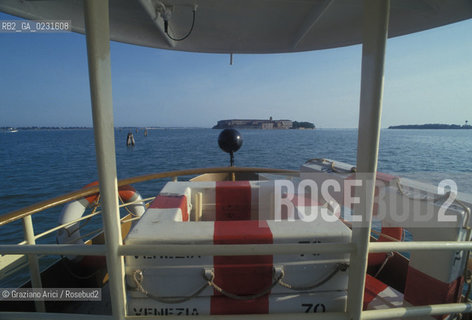 Caption: Nome:..ISOLA DI SAN CLEMENTE DAL VAPORETTO....Localizzazione:..VENEZIA / ISOLA DI SAN CLEMENTE / LAGUNA SUD..VENICE / THE ISLE OF SAN CLEMENTE / THE SOUTH  LAGOON..Soggetto:..ISOLA DI SAN CLEMENTE DAL VAPORETTO..ISLE OF SAN CLEMENTE FROM VAPORETTO..Cronologia:......Autore:......Stile:......Editori Stampatori:......Committenza:......Materia e Tecnica:......Collocazione:......Note:..I PRIMI EDIFICI RISALGONO AL XII SECOLO / DAL 1834 LISOLA DIVENNE MANICOMIO PROVINCIALE FEMMINILE FINO AL1992 / SACCHEGGIATA NEL 1992, OGGI E DIVENTATA RIFUGIO PER GATTI RANDAGI, GRAZIE AI VOLONTARI DELLASSOCIAZIONE DINGO..THE FIRST BUILDINGS  DATE BACK TO THE XII CENTURY  / FROM 1834 TO 1992 IT WAS USED AS A GIRLS MENTAL HOSPITAL  / SACKED IN 1992, IT BECAME A REFUGE FOR STRAY CATS, THANKS TO  VOLUNTARY DINGO ASSOCIATION..Riproduzione Fotografica:..Graziano Arici/Rosebud2 ...Copyright:..Graziano Arici / rosebud2/....Data:..1993....Costo:..A....Key:..ISOLE ABBANDONATE..UNINHABITED ISLANDS