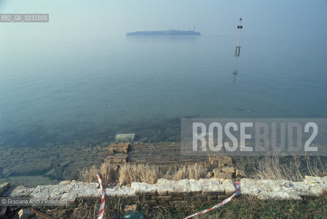 Caption: Nome:..ISOLA DI SAN CLEMENTE: MURO DI CINTA CROLLATO IN ACQUA....Localizzazione:..VENEZIA / ISOLA DI SAN CLEMENTE / LAGUNA SUD..VENICE / THE ISLE OF SAN CLEMENTE / THE SOUTH LAGOON..Soggetto:..ISOLA DI SAN CLEMENTE / MURO DI CINTA CROLLATO IN ACQUA..ISLE OF SAN CLEMENTE / BOUNDARY WALL TUMBLED TO THE WATER..Cronologia:......Autore:......Stile:......Editori Stampatori:......Committenza:......Materia e Tecnica:......Collocazione:......Note:..I PRIMI EDIFICI RISALGONO AL XII SECOLO / DAL 1834 LISOLA DIVENNE MANICOMIO PROVINCIALE FEMMINILE FINO AL1992 / SACCHEGGIATA NEL 1992, OGGI E DIVENTATA RIFUGIO PER GATTI RANDAGI, GRAZIE AI VOLONTARI DELLASSOCIAZIONE DINGO..THE FIRST BUILDINGS  DATE BACK TO THE XII CENTURY  / FROM 1834 TO 1992 IT WAS USED AS A GIRLS MENTAL HOSPITAL  / SACKED IN 1992, IT BECAME A REFUGE FOR STRAY CATS, THANKS TO  VOLUNTARY DINGO ASSOCIATION..Riproduzione Fotografica:..Graziano Arici/Rosebud2 ...Copyright:..Graziano Arici / rosebud2/....Data:..1993....Costo:..A....Key:..ISOLE ABBANDONATE..UNINHABITED ISLANDS