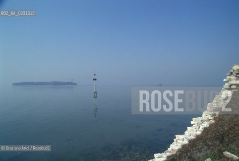Caption: Nome:..ISOLA DI SAN CLEMENTE: MURO DI CINTA....Localizzazione:..VENEZIA / ISOLA DI SAN CLEMENTE / LAGUNA SUD..VENICE / THE ISLE OF SAN CLEMENTE / THE SOUTH LAGOON..Soggetto:..ISOLA DI SAN CLEMENTE / MURO DI CINTA..ISLE OF SAN CLEMENTE / BOUNDARY WALL..Cronologia:......Autore:......Stile:......Editori Stampatori:......Committenza:......Materia e Tecnica:......Collocazione:......Note:..I PRIMI EDIFICI RISALGONO AL XII SECOLO / DAL 1834 LISOLA DIVENNE MANICOMIO PROVINCIALE FEMMINILE FINO AL1992 / SACCHEGGIATA NEL 1992, OGGI E DIVENTATA RIFUGIO PER GATTI RANDAGI, GRAZIE AI VOLONTARI DELLASSOCIAZIONE DINGO..THE FIRST BUILDINGS  DATE BACK TO THE XII CENTURY  / FROM 1834 TO 1992 IT WAS USED AS A GIRLS MENTAL HOSPITAL  / SACKED IN 1992, IT BECAME A REFUGE FOR STRAY CATS, THANKS TO  VOLUNTARY DINGO ASSOCIATION..Riproduzione Fotografica:..Graziano Arici/Rosebud2 ...Copyright:..Graziano Arici / rosebud2/....Data:..1993....Costo:..A....Key:..ISOLE ABBANDONATE..UNINHABITED ISLANDS