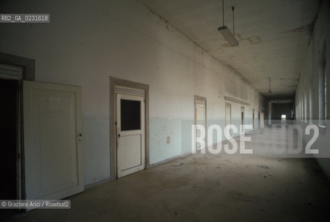 Caption: Nome:..ISOLA DI SAN CLEMENTE: OSPEDALE ....Localizzazione:..VENEZIA / ISOLA DI SAN CLEMENTE / LAGUNA SUD..VENICE / THE ISLE OF SAN CLEMENTE / THE SOUTH LAGOON..Soggetto:..ISOLA DI SAN CLEMENTE / INTERNO DELL OSPEDALE..ISLE OF SAN CLEMENTE / INTERIOR OF THE HOSPITAL..Cronologia:......Autore:......Stile:......Editori Stampatori:......Committenza:......Materia e Tecnica:......Collocazione:......Note:..I PRIMI EDIFICI RISALGONO AL XII SECOLO / DAL 1834 LISOLA DIVENNE MANICOMIO PROVINCIALE FEMMINILE FINO AL1992 / SACCHEGGIATA NEL 1992, OGGI E DIVENTATA RIFUGIO PER GATTI RANDAGI, GRAZIE AI VOLONTARI DELLASSOCIAZIONE DINGO..THE FIRST BUILDINGS  DATE BACK TO THE XII CENTURY  / FROM 1834 TO 1992 IT WAS USED AS A GIRLS MENTAL HOSPITAL  / SACKED IN 1992, IT BECAME A REFUGE FOR STRAY CATS, THANKS TO  VOLUNTARY DINGO ASSOCIATION..Riproduzione Fotografica:..Graziano Arici/Rosebud2 ...Copyright:..Graziano Arici / rosebud2/....Data:..1993....Costo:..A....Key:..ISOLE ABBANDONATE / PALAZZI..UNINHABITED ISLANDS / PALACES