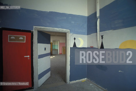 Caption: Nome:..ISOLA DI SAN CLEMENTE: OSPEDALE ....Localizzazione:..VENEZIA / ISOLA DI SAN CLEMENTE / LAGUNA SUD..VENICE / THE ISLE OF SAN CLEMENTE / THE SOUTH LAGOON..Soggetto:..ISOLA DI SAN CLEMENTE / INTERNO DELL OSPEDALE / DISEGNI..ISLE OF SAN CLEMENTE / INTERIOR OF THE HOSPITAL / DRAWINGS..Cronologia:......Autore:......Stile:......Editori Stampatori:......Committenza:......Materia e Tecnica:......Collocazione:......Note:..I PRIMI EDIFICI RISALGONO AL XII SECOLO / DAL 1834 LISOLA DIVENNE MANICOMIO PROVINCIALE FEMMINILE FINO AL1992 / SACCHEGGIATA NEL 1992, OGGI E DIVENTATA RIFUGIO PER GATTI RANDAGI, GRAZIE AI VOLONTARI DELLASSOCIAZIONE DINGO..THE FIRST BUILDINGS  DATE BACK TO THE XII CENTURY  / FROM 1834 TO 1992 IT WAS USED AS A GIRLS MENTAL HOSPITAL  / SACKED IN 1992, IT BECAME A REFUGE FOR STRAY CATS, THANKS TO  VOLUNTARY DINGO ASSOCIATION..Riproduzione Fotografica:..Graziano Arici/Rosebud2 ...Copyright:..Graziano Arici / rosebud2/....Data:..1993....Costo:..A....Key:..ISOLE ABBANDONATE..UNINHABITED ISLANDS