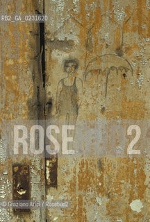 Caption: Nome:..ISOLA DI SAN CLEMENTE: OSPEDALE ....Localizzazione:..VENEZIA / ISOLA DI SAN CLEMENTE / LAGUNA SUD..VENICE / THE ISLE OF SAN CLEMENTE / THE SOUTH LAGOON..Soggetto:..ISOLA DI SAN CLEMENTE / INTERNO DELL OSPEDALE / DISEGNI GRAFFITI..ISLE OF SAN CLEMENTE / INTERIOR OF THE HOSPITAL / DRAWINGS..Cronologia:......Autore:......Stile:......Editori Stampatori:......Committenza:......Materia e Tecnica:......Collocazione:......Note:..I PRIMI EDIFICI RISALGONO AL XII SECOLO / DAL 1834 LISOLA DIVENNE MANICOMIO PROVINCIALE FEMMINILE FINO AL1992 / SACCHEGGIATA NEL 1992, OGGI E DIVENTATA RIFUGIO PER GATTI RANDAGI, GRAZIE AI VOLONTARI DELLASSOCIAZIONE DINGO..THE FIRST BUILDINGS  DATE BACK TO THE XII CENTURY  / FROM 1834 TO 1992 IT WAS USED AS A GIRLS MENTAL HOSPITAL  / SACKED IN 1992, IT BECAME A REFUGE FOR STRAY CATS, THANKS TO  VOLUNTARY DINGO ASSOCIATION..Riproduzione Fotografica:..Graziano Arici/Rosebud2 ...Copyright:..Graziano Arici / rosebud2/....Data:..1993....Costo:..A....Key:..ISOLE ABBANDONATE..UNINHABITED ISLANDS