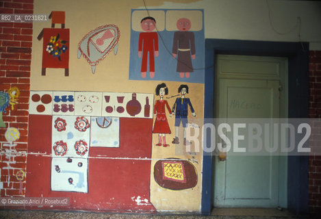 Caption: Nome:..ISOLA DI SAN CLEMENTE: OSPEDALE ....Localizzazione:..VENEZIA / ISOLA DI SAN CLEMENTE / LAGUNA SUD..VENICE / THE ISLE OF SAN CLEMENTE / THE SOUTH LAGOON..Soggetto:..ISOLA DI SAN CLEMENTE / INTERNO DELL OSPEDALE / DISEGNI..ISLE OF SAN CLEMENTE / INTERIOR OF THE HOSPITAL / DRAWINGS..Cronologia:......Autore:......Stile:......Editori Stampatori:......Committenza:......Materia e Tecnica:......Collocazione:......Note:..I PRIMI EDIFICI RISALGONO AL XII SECOLO / DAL 1834 LISOLA DIVENNE MANICOMIO PROVINCIALE FEMMINILE FINO AL1992 / SACCHEGGIATA NEL 1992, OGGI E DIVENTATA RIFUGIO PER GATTI RANDAGI, GRAZIE AI VOLONTARI DELLASSOCIAZIONE DINGO..THE FIRST BUILDINGS  DATE BACK TO THE XII CENTURY  / FROM 1834 TO 1992 IT WAS USED AS A GIRLS MENTAL HOSPITAL  / SACKED IN 1992, IT BECAME A REFUGE FOR STRAY CATS, THANKS TO  VOLUNTARY DINGO ASSOCIATION..Riproduzione Fotografica:..Graziano Arici/Rosebud2 ...Copyright:..Graziano Arici / rosebud2/....Data:..1993....Costo:..A....Key:..ISOLE ABBANDONATE..UNINHABITED ISLANDS