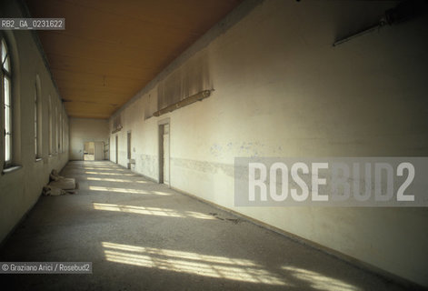 Caption: Nome:..ISOLA DI SAN CLEMENTE: OSPEDALE ....Localizzazione:..VENEZIA / ISOLA DI SAN CLEMENTE / LAGUNA SUD..VENICE / THE ISLE OF SAN CLEMENTE / THE SOUTH LAGOON..Soggetto:..ISOLA DI SAN CLEMENTE / INTERNO DELL OSPEDALE..ISLE OF SAN CLEMENTE / INTERIOR OF THE HOSPITAL..Cronologia:......Autore:......Stile:......Editori Stampatori:......Committenza:......Materia e Tecnica:......Collocazione:......Note:..I PRIMI EDIFICI RISALGONO AL XII SECOLO / DAL 1834 LISOLA DIVENNE MANICOMIO PROVINCIALE FEMMINILE FINO AL1992 / SACCHEGGIATA NEL 1992, OGGI E DIVENTATA RIFUGIO PER GATTI RANDAGI, GRAZIE AI VOLONTARI DELLASSOCIAZIONE DINGO..THE FIRST BUILDINGS  DATE BACK TO THE XII CENTURY  / FROM 1834 TO 1992 IT WAS USED AS A GIRLS MENTAL HOSPITAL  / SACKED IN 1992, IT BECAME A REFUGE FOR STRAY CATS, THANKS TO  VOLUNTARY DINGO ASSOCIATION..Riproduzione Fotografica:..Graziano Arici/Rosebud2 ...Copyright:..Graziano Arici / rosebud2/....Data:..1993....Costo:..A....Key:..ISOLE ABBANDONATE / PALAZZI..UNINHABITED ISLANDS / PALACES