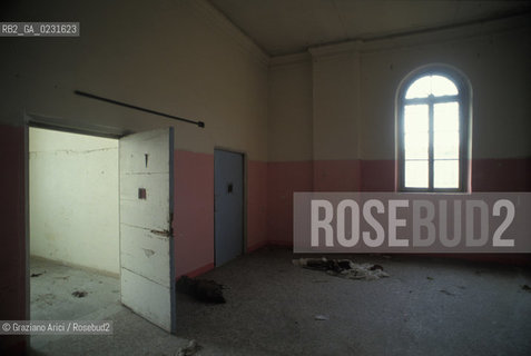 Caption: Nome:..ISOLA DI SAN CLEMENTE: OSPEDALE ....Localizzazione:..VENEZIA / ISOLA DI SAN CLEMENTE / LAGUNA SUD..VENICE / THE ISLE OF SAN CLEMENTE / THE SOUTH LAGOON..Soggetto:..ISOLA DI SAN CLEMENTE / INTERNO DELL OSPEDALE..ISLE OF SAN CLEMENTE / INTERIOR OF THE HOSPITAL..Cronologia:......Autore:......Stile:......Editori Stampatori:......Committenza:......Materia e Tecnica:......Collocazione:......Note:..I PRIMI EDIFICI RISALGONO AL XII SECOLO / DAL 1834 LISOLA DIVENNE MANICOMIO PROVINCIALE FEMMINILE FINO AL1992 / SACCHEGGIATA NEL 1992, OGGI E DIVENTATA RIFUGIO PER GATTI RANDAGI, GRAZIE AI VOLONTARI DELLASSOCIAZIONE DINGO..THE FIRST BUILDINGS  DATE BACK TO THE XII CENTURY  / FROM 1834 TO 1992 IT WAS USED AS A GIRLS MENTAL HOSPITAL  / SACKED IN 1992, IT BECAME A REFUGE FOR STRAY CATS, THANKS TO  VOLUNTARY DINGO ASSOCIATION..Riproduzione Fotografica:..Graziano Arici/Rosebud2 ...Copyright:..Graziano Arici / rosebud2/....Data:..1993....Costo:..A....Key:..ISOLE ABBANDONATE / PALAZZI..UNINHABITED ISLANDS / PALACES