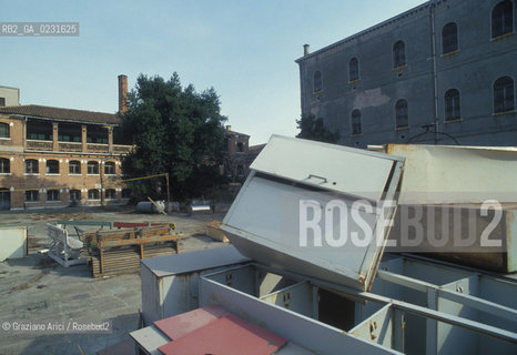 Caption: Nome:..ISOLA DI SAN CLEMENTE: OSPEDALE ....Localizzazione:..VENEZIA / ISOLA DI SAN CLEMENTE / LAGUNA SUD..VENICE / THE ISLE OF SAN CLEMENTE / THE SOUTH LAGOON..Soggetto:..ISOLA DI SAN CLEMENTE / OSPEDALE..ISLE OF SAN CLEMENTE / HOSPITAL..Cronologia:......Autore:......Stile:......Editori Stampatori:......Committenza:......Materia e Tecnica:......Collocazione:......Note:..I PRIMI EDIFICI RISALGONO AL XII SECOLO / DAL 1834 LISOLA DIVENNE MANICOMIO PROVINCIALE FEMMINILE FINO AL1992 / SACCHEGGIATA NEL 1992, OGGI E DIVENTATA RIFUGIO PER GATTI RANDAGI, GRAZIE AI VOLONTARI DELLASSOCIAZIONE DINGO..THE FIRST BUILDINGS  DATE BACK TO THE XII CENTURY  / FROM 1834 TO 1992 IT WAS USED AS A GIRLS MENTAL HOSPITAL  / SACKED IN 1992, IT BECAME A REFUGE FOR STRAY CATS, THANKS TO  VOLUNTARY DINGO ASSOCIATION..Riproduzione Fotografica:..Graziano Arici/Rosebud2 ...Copyright:..Graziano Arici / rosebud2/....Data:..1993....Costo:..A....Key:..ISOLE ABBANDONATE / PALAZZI..UNINHABITED ISLANDS / PALACES
